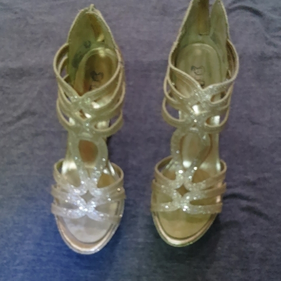 Elegant Tan Strappy Women's Heels There Is A Small Spot frin Storage. - Picture 9 of 9